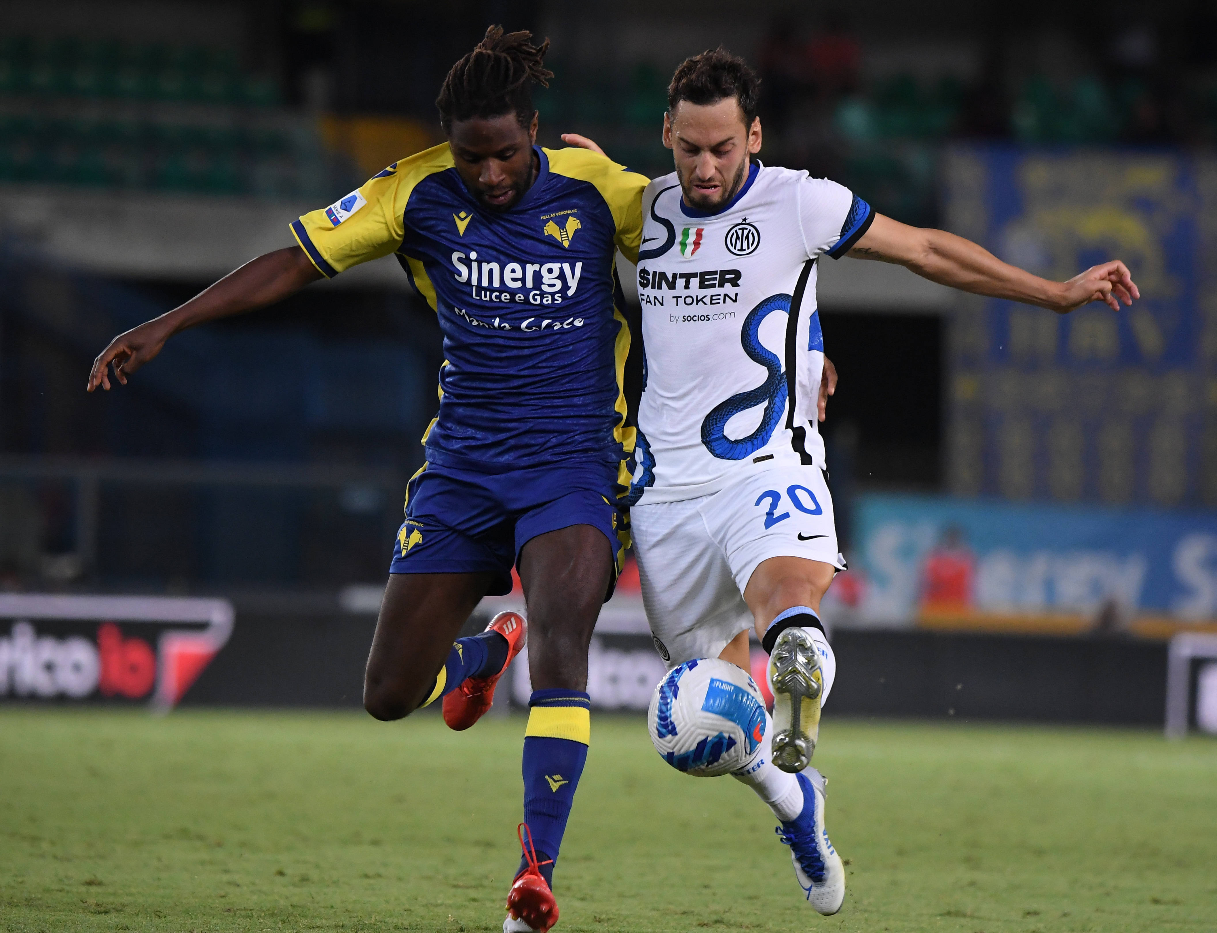 AC米兰客场战平维罗纳,暂居积分榜榜首 AC米兰客场战平维罗纳,暂居积分榜榜首