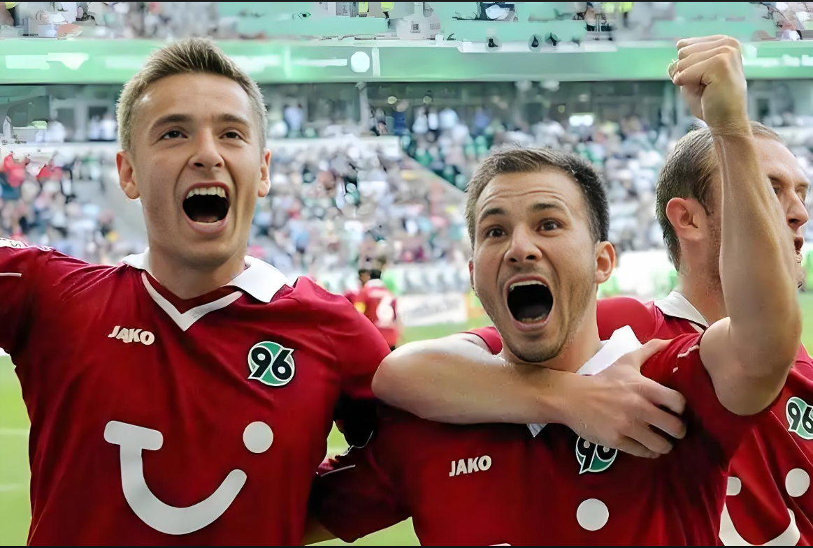 沙尔克04年轻队员迅速成长，成为球队未来希望