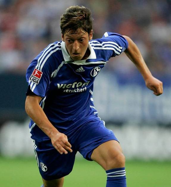 沙尔克04年轻队员迅速成长，成为球队未来希望