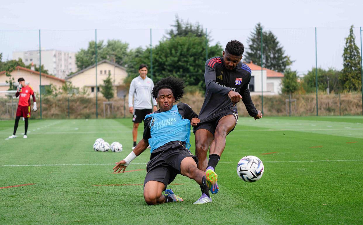 里昂球员在法甲联赛中取得关键胜利