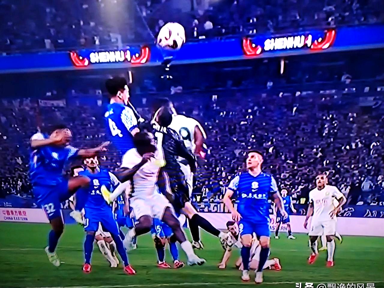 足球风波不断上演,赛场悬念重重 足球风波不断上演,赛场悬念重重