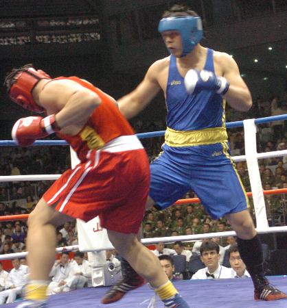 拳击搏斗比赛选手瞬间爆发,击倒对手 拳击搏斗比赛选手瞬间爆发,击倒对手