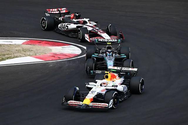 阿斯顿马丁绝杀梅赛德斯，皮亚斯特里高光表现